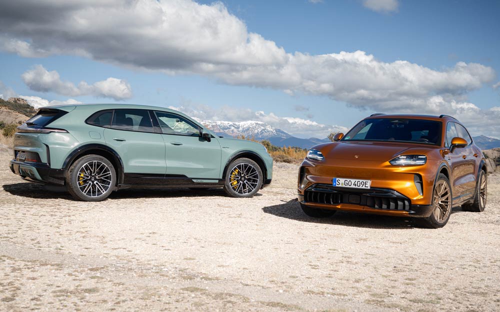 Porsche Cayenne Turbo Electric a Sinistra e Porsche Cayenne Electric a Destra